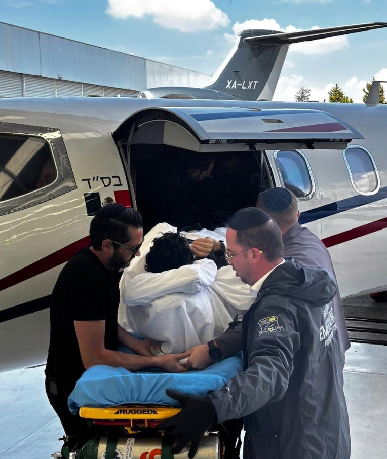 Cuidado especializado en transporte médico aéreo AmbuAir